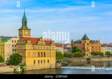 Une belle vue sur le front de mer du musée Bedřich Smetana à Prague, en République tchèque, mettant en valeur son architecture historique le long de la rivière Vltava Banque D'Images