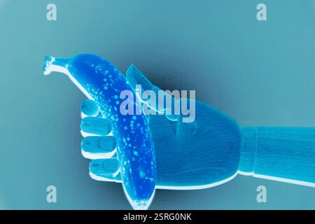 concept créatif de main de robot tenant la banane de fruits jaunes isolé Banque D'Images