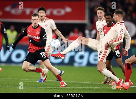 LEVERKUSEN, ALLEMAGNE - 15 FÉVRIER : Florian Wirtz du Bayer Leverkusen affronte Leon Goretzka du Bayern Muenchen lors du match de Bundesliga entre le Bayer 04 Leverkusen et le FC Bayern München à la BayArena le 15 février 2025 à Leverkusen, Allemagne. © diebilderwelt / Alamy Stock Banque D'Images