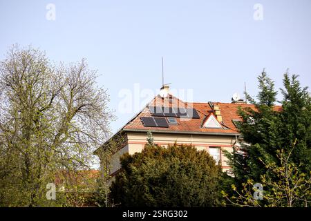 un bâtiment de deux étages avec des panneaux solaires sur le toit. Banque D'Images