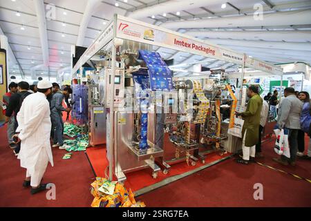 Dhaka, Bangladesh. 15 février 2025. Les gens assistent à la Foire internationale des plastiques 2025 à Dhaka, Bangladesh, le 15 février 2025. La Foire internationale des plastiques 2025 de quatre jours s’est achevée samedi, marquant la 17e édition de cet événement annuel. Cette année, le salon a présenté plus de 800 stands et a présenté plus de 390 marques leaders de différents pays. Crédit : Habibur Rahman/Xinhua/Alamy Live News Banque D'Images