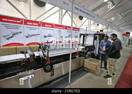 Dhaka, Bangladesh. 15 février 2025. Un homme regarde des produits à la Foire internationale des plastiques 2025 à Dhaka, Bangladesh, le 15 février 2025. La Foire internationale des plastiques 2025 de quatre jours s’est achevée samedi, marquant la 17e édition de cet événement annuel. Cette année, le salon a présenté plus de 800 stands et a présenté plus de 390 marques leaders de différents pays. Crédit : Habibur Rahman/Xinhua/Alamy Live News Banque D'Images