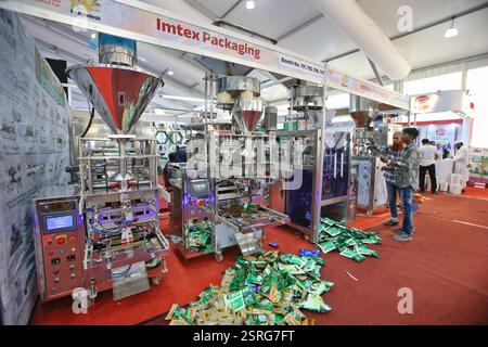 Dhaka. 15 février 2025. Cette photo prise le 15 février 2025 montre la Foire internationale des plastiques 2025 à Dhaka, Bangladesh. La Foire internationale des plastiques 2025 de quatre jours s’est achevée samedi, marquant la 17e édition de cet événement annuel. Cette année, le salon a présenté plus de 800 stands et a présenté plus de 390 marques leaders de différents pays. Crédit : Habibur Rahman/Xinhua/Alamy Live News Banque D'Images