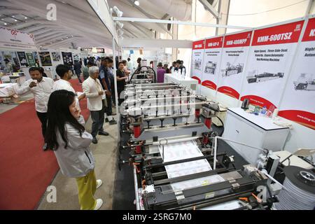 Dhaka, Bangladesh. 15 février 2025. Les gens assistent à la Foire internationale des plastiques 2025 à Dhaka, Bangladesh, le 15 février 2025. La Foire internationale des plastiques 2025 de quatre jours s’est achevée samedi, marquant la 17e édition de cet événement annuel. Cette année, le salon a présenté plus de 800 stands et a présenté plus de 390 marques leaders de différents pays. Crédit : Habibur Rahman/Xinhua/Alamy Live News Banque D'Images