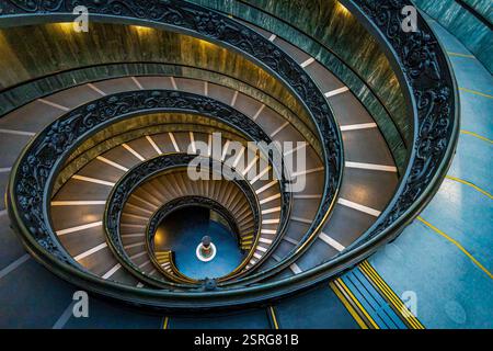 L'escalier moderne à double hélice ou l'escalier en colimaçon Bramante. Photo prise le 13 février 2025 au Musée Pio-Clémentine et conçue par Giu Banque D'Images
