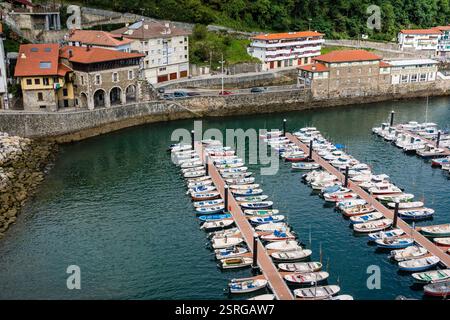 Fischereihafen und Blick auf das Dorf port de pêche et vue sur le village, Mutriku, Vizcaya, Euzkadi, Espagne Copyright : xZoonar.com/Tolox 1058907621st Banque D'Images