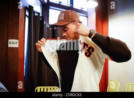 San Jose, États-Unis. 25 janvier 2025. Les San Fransisco Giants' Willy Adames enfilent un maillot des Giants avant de signer des autographes lors du FanFest Tour de l'équipe - San Jose au San Pedro Square Market dans le centre-ville de San Jose, Californie, le 25 janvier 2025. (Photo de Shae Hammond/Bay Area News Group/TNS/SIPA USA) crédit : SIPA USA/Alamy Live News Banque D'Images