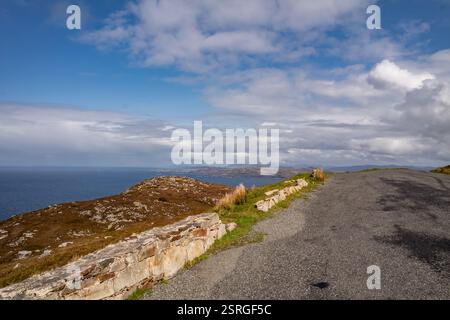 Vue sur les falaises de Horn Head dans le comté de Donegal en Irlande. Banque D'Images