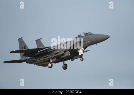 McDonnell Douglas F-15 Eagle avion dans l'armée de l'air des États-Unis couleurs USAF volant en approche de la terre ferme, Angleterre, Royaume-Uni, Europe Banque D'Images