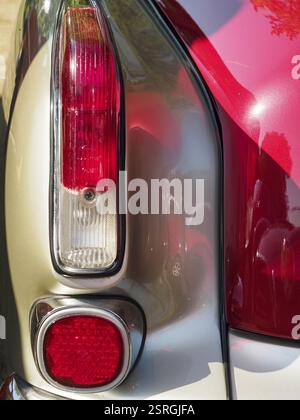 Gros plan d'un feu arrière de voiture classique avec peinture rouge et accents chromés, Bocholt, Muensterland, Allemagne, Europe Banque D'Images