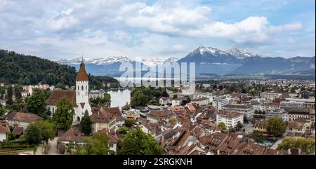 thun suisse vue du château avec l'église de la rivière aare lac thoune et le mont niesen Banque D'Images