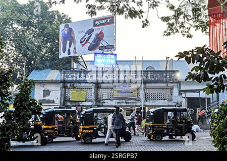 La gare routière de Khar entrée, Mumbai, Maharashtra, Inde, Asie Banque D'Images