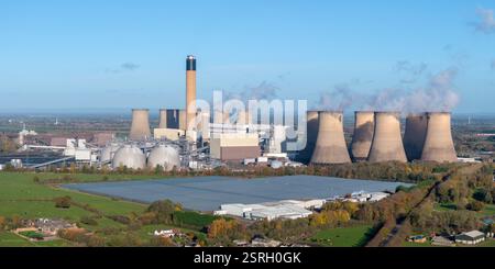 Centrale électrique de Drax dans le Yorkshire de l'est. Grande centrale à biomasse vue aérienne avec beaucoup de vapeur et de fumée des tours de refroidissement et des cheminées Banque D'Images