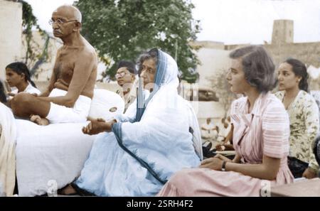 Mahatma Gandhi à la réunion de prière, colonie de Bhangi, Delhi, Inde, Asie, 10 juillet 1947, Asie Banque D'Images