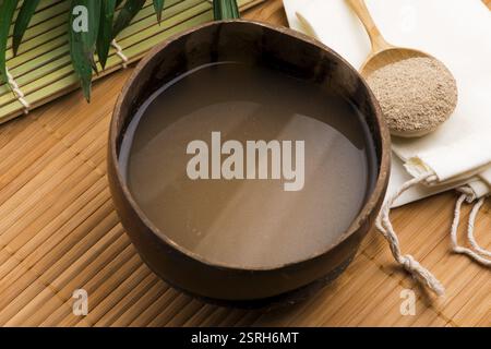 Boisson de kava faite à partir des racines de la plante de kava mélangée à l'eau Banque D'Images