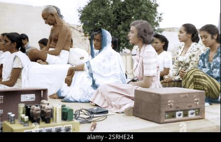 Mahatma Gandhi à la réunion de prière, colonie de Bhangi, Delhi, Inde, Asie, 10 juillet 1947, Asie Banque D'Images