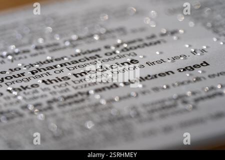 Braille sur une boîte de médicament contre le mal de gorge, Royaume-Uni. Le braille est un modèle ap de points surélevés qui est un système d'écriture utilisé par les personnes aveugles et malvoyantes Banque D'Images
