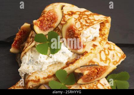 Crêpes ou crêpes minces au fromage gorgonzola, miel et figues Banque D'Images