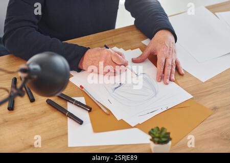 Vue de dessus du peintre qui travaille sur le croquis d'un homme. Banque D'Images