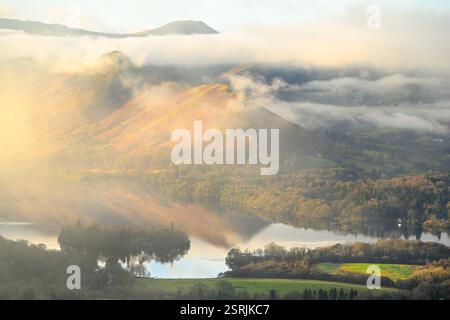 Vue brumeuse de Catbells et Derwentwater vue de Latrigg dans le Lake District, Royaume-Uni. Banque D'Images