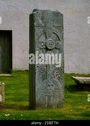 Face ouest de C9th, Pictish Class III Farr Cross-dalle dans le cimetière de l'église paroissiale de Farr (musée Strathnaver), Bettyhill, Sutherland, Écosse, Royaume-Uni. Banque D'Images