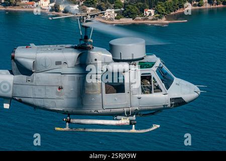 Marine hellénique AB212 : L'AB212 est un hélicoptère bimoteur de moyenne portée, principalement utilisé pour les opérations de recherche et sauvetage et de transport dans les environnements navals. Banque D'Images