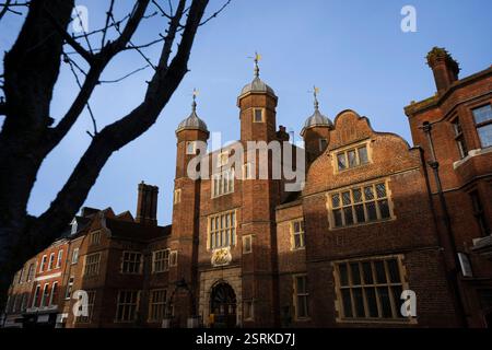Abbot's Hospital, un bâtiment historique en briques dans la ville de Guildford, en Angleterre. Les détails architecturaux et une branche d'arbre sont visibles. Banque D'Images