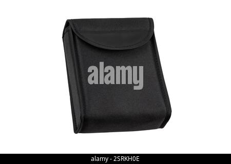 Pochette noire rectangulaire en tissu avec fermeture à rabat, adaptée au stockage de petits objets ou appareils, isolée sur fond blanc. Banque D'Images
