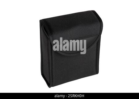 Pochette noire rectangulaire en tissu avec fermeture à rabat, adaptée au stockage de petits objets ou appareils, isolée sur fond blanc. Banque D'Images
