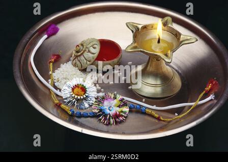Festival Rakshabandhan, diya rakhi kumkum et akshata à thali, Inde, Asie Banque D'Images