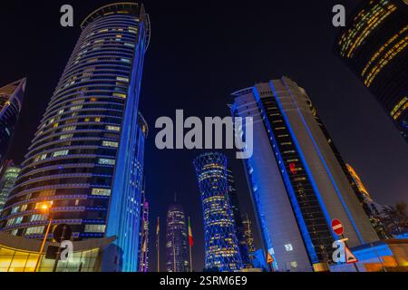 Centre-ville d'affaires de Doha illuminé la nuit, avec des gratte-ciel modernes, Qatar Banque D'Images