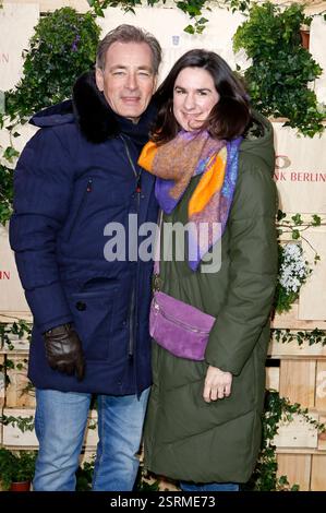 Jan Sosniok mit Ehefrau Nadine BEI der Medienboard Party 2025 im Rahmen der Berlinale 2025 am Holzmarkt. Berlin, 15.02.2025 *** Jan Sosniok avec son épouse Nadine à la Medienboard Party 2025 dans le cadre de la Berlinale 2025 au Holzmarkt Berlin, 15 02 2025 Foto:XC.xTamckex/xFuturexImagex mbb 5380 Banque D'Images