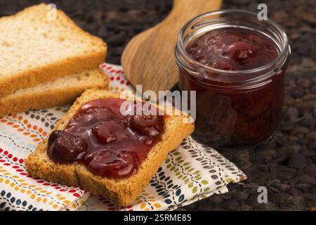 Confiture de cerises de petit-déjeuner sur toast Banque D'Images