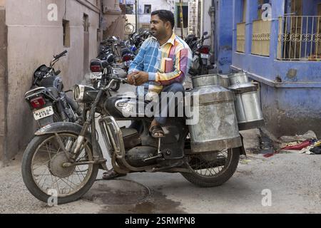 Le transport du lait laitier sur deux roues, Jodhpur, Rajasthan, Inde, Asie Banque D'Images