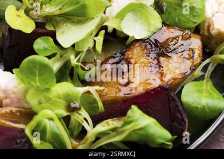 Salade de betterave rôtie, poire, laitue d'agneau, fromage Banque D'Images