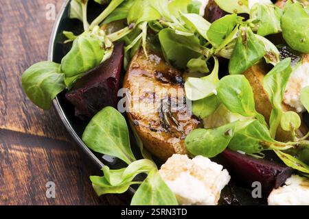 Salade de betterave rôtie, poire, laitue d'agneau, fromage Banque D'Images