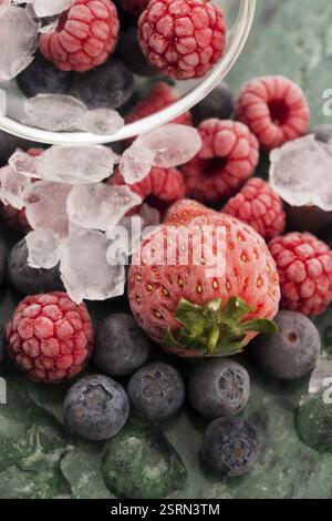 Libre tourné de framboises, mûres et fraises Banque D'Images
