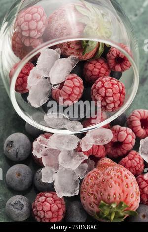 Libre tourné de framboises, mûres et fraises Banque D'Images