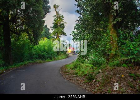 Belle voie de conduite dans la montagne de l'Himalaya Banque D'Images
