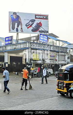 Route de Khar Railway Station, Mumbai, Maharashtra, Inde, Asie Banque D'Images