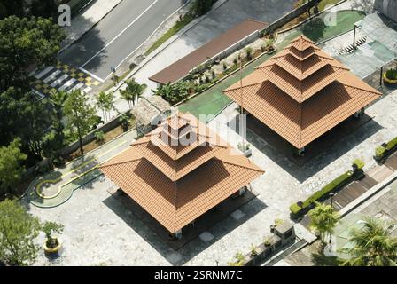 Vue aérienne des toits de type pagode, Sentosa, Singapour, Asie Banque D'Images