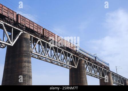 Multipliez locomotive électrique transportant le train de marchandises sur le pont, Calcutta Kolkata, Bengale occidental, Inde, Asie Banque D'Images