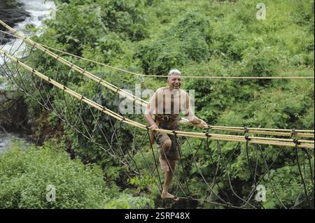 Homme marchant sur le pont suspendu de corde, Kolad, Maharashtra, Inde, Asie, MR#364, Asie Banque D'Images