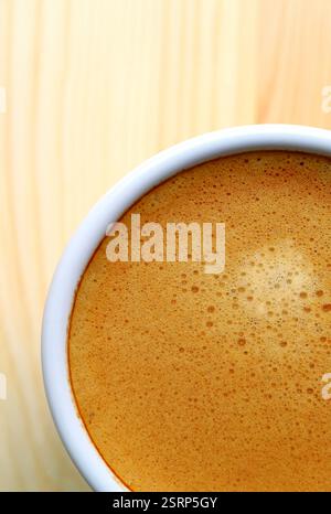 Vue de dessus de la surface artistique du café chaud mousseux Banque D'Images