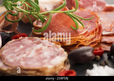 Une pile de différents embutido espagnols, jamon, chorizo et lomo embuchado Banque D'Images