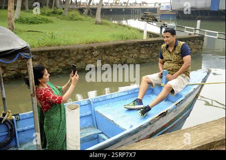 Femme prenant photo de l'homme, isola di cocco, Kerala, Inde, Asie, MR#801B, MR#802B, ASIA Banque D'Images