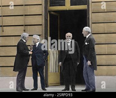 Conférence de paix de Paris en janvier 1919 - les quatre grands à la Conférence de paix de Versailles. Lloyd George de Grande-Bretagne, le premier ministre Vittorio Orlando d'Italie, le premier ministre Georges Clemenceau de France et le président Woodrow Wilson des États-Unis. Ils se réunissent à l'Hôtel Crillon à Paris. Banque D'Images
