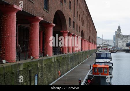 Royal Albert Dock à Liverpool avec des bateaux attachés dans l'eau. Les colonnes en fonte qui bordent le quai sont une caractéristique de la zone de quai. Banque D'Images