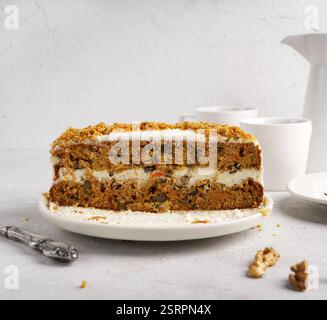 gros plan du gâteau aux carottes avec crème de garniture et pistache verte pour la décoration pour l'anniversaire pour l'heure du thé dans l'après-midi. Banque D'Images