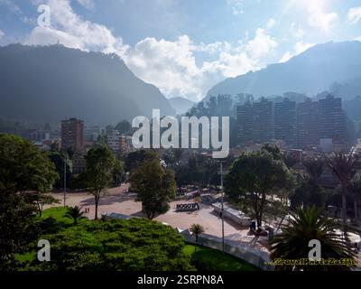 Bogota, Colombie - décembre 2022 : Parque de Los Periodistas -Parc des journalistes à Bogota et vue sur la colline de Monserrate pendant la matinée brumeuse. La CAN Banque D'Images